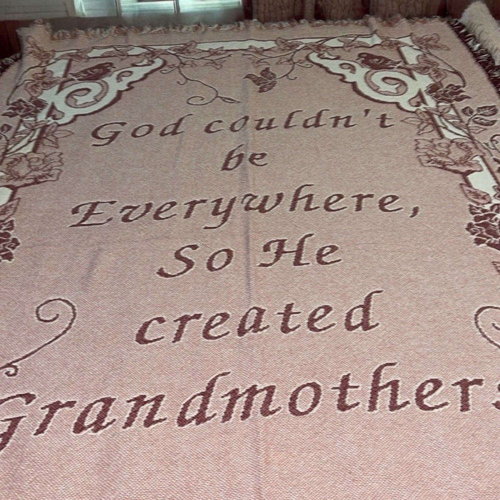 🌺THROW BLANKET “GOD COULN’T BE EVERYWHERE, SO HE CREATED GRANDMOTHERS”. - Picture 2 of 7